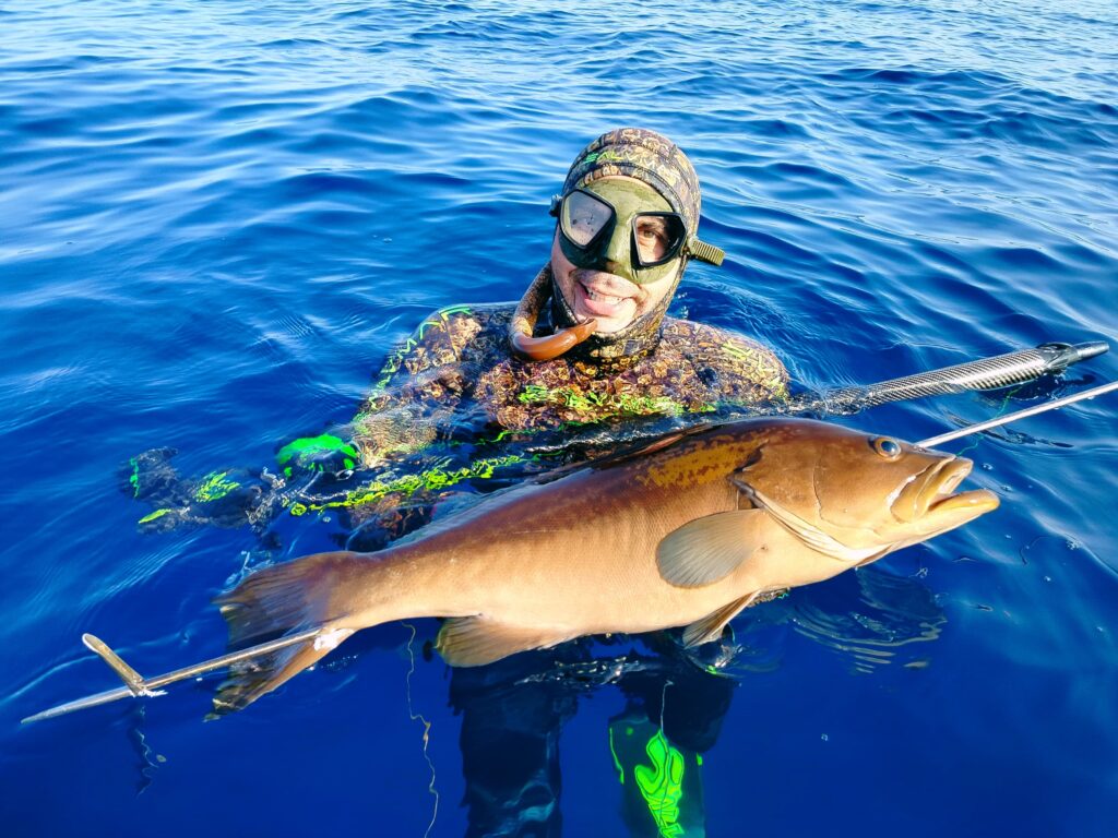 Fabio Dessì con una cernia dorata