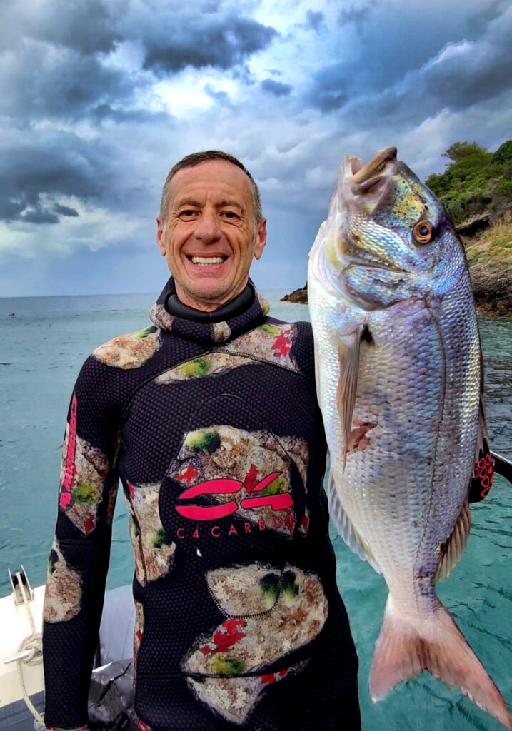 Marco Bardi, della C4 Carbon, con un bel dentice