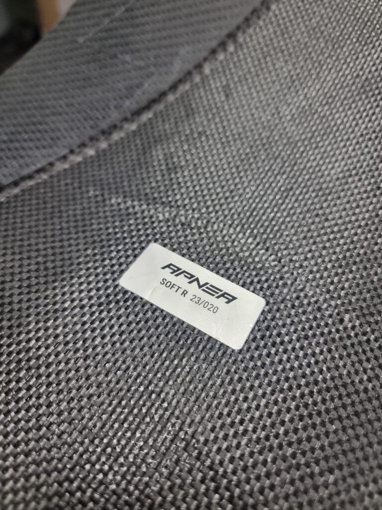 Contrôle de qualité élevé pour les palmes Pedemonte où chaque voilure est numérotée pour remonter jusqu'au lot de fibre de carbone.