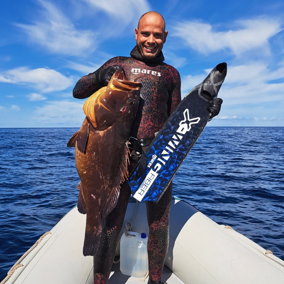 Vincenzo De Giorgi con una bella cernia bruna e le sue Mares X-Wing Apnea