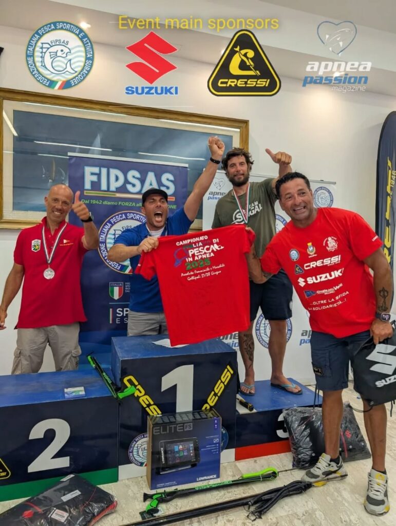 Assoluti 2025 - la maglia firmata dagli atleti al podio donata a Mario Siriaco