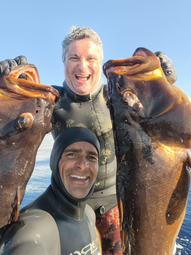 Angelo Ascione con il compare di pesca e due enormi cernie brune
