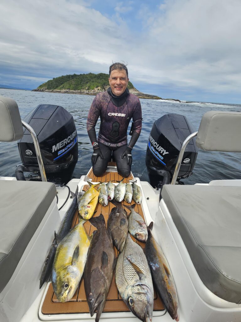Francisco Loffredi con alcune specie della zona in cui si disputerà il Mondiale