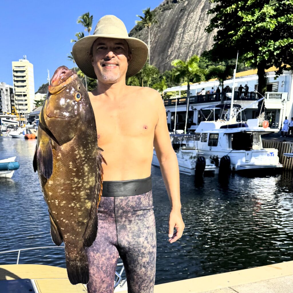Francisco con una cernia molto simile alle brune mediterranee
