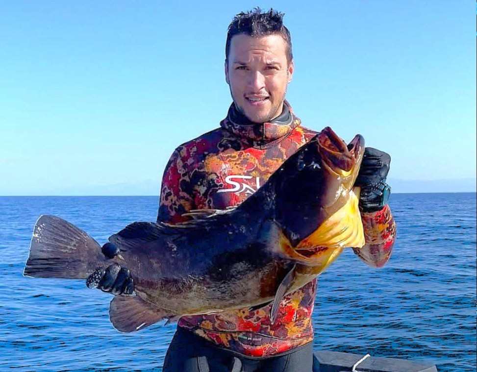 Nando Rossi con una grossa cernia bruna