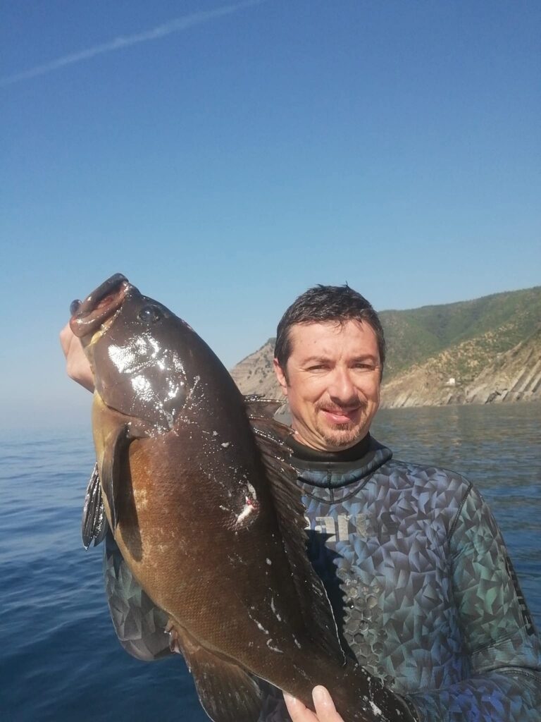 Luca con una cernia