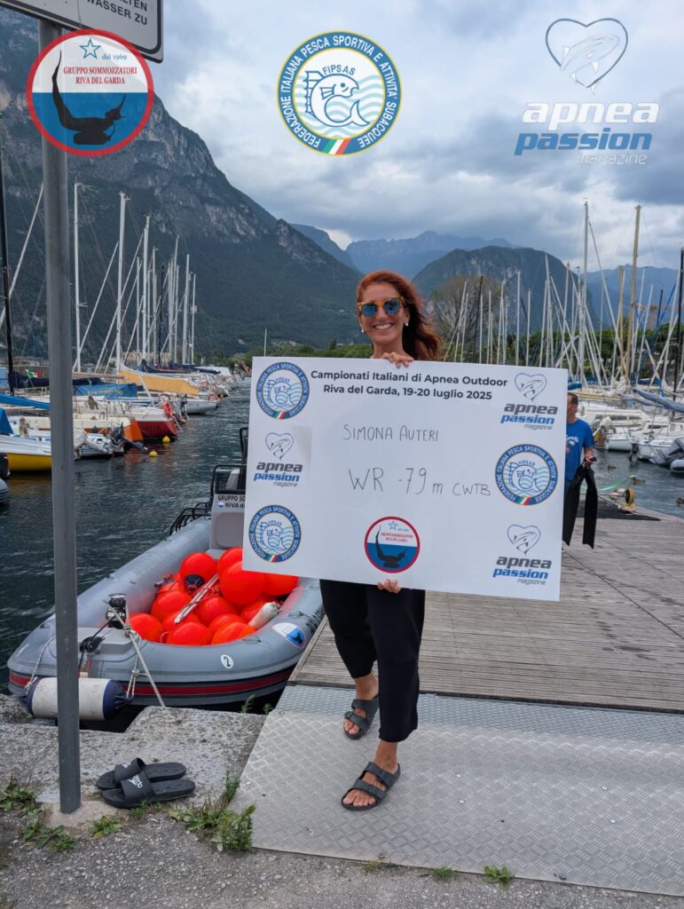 Simona Auteri, genovese del Centro Sub Riviera dei Fiori, ha firmato il nuovo record mondiale di -79 m in assetto costante con pinne, superando per 3 m il precedente primato.