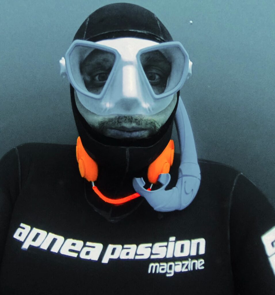 Davide Tummolillo teste le collier d'apnée Lobster Squid