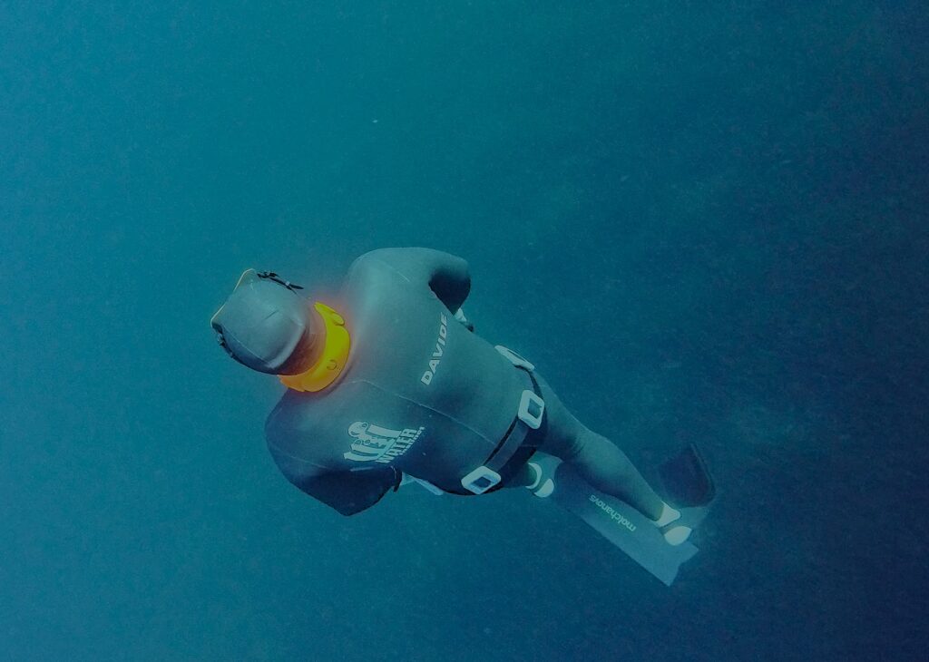 Davide Tummolillo, del equipo Apnea Passion, probando las aletas Molchanovs Sport 3 Carbon Medium con calzante estándar en el International Awards Camp by Apnea Passion 2025