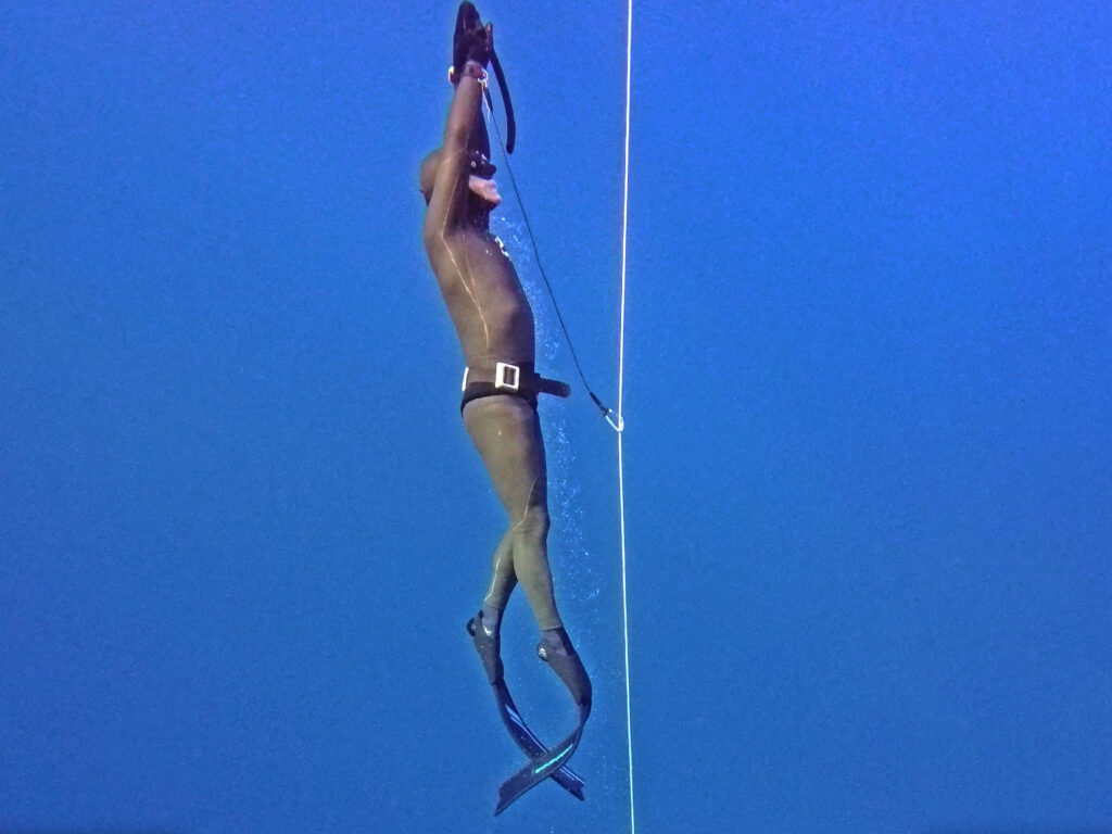 Michele Tomasi, del equipo Apnea Passion, probando las aletas blandas Molchanovs Sport 3 Carbon con los calzantes estándar en el 2025 International Awards Camp by Apnea Passion