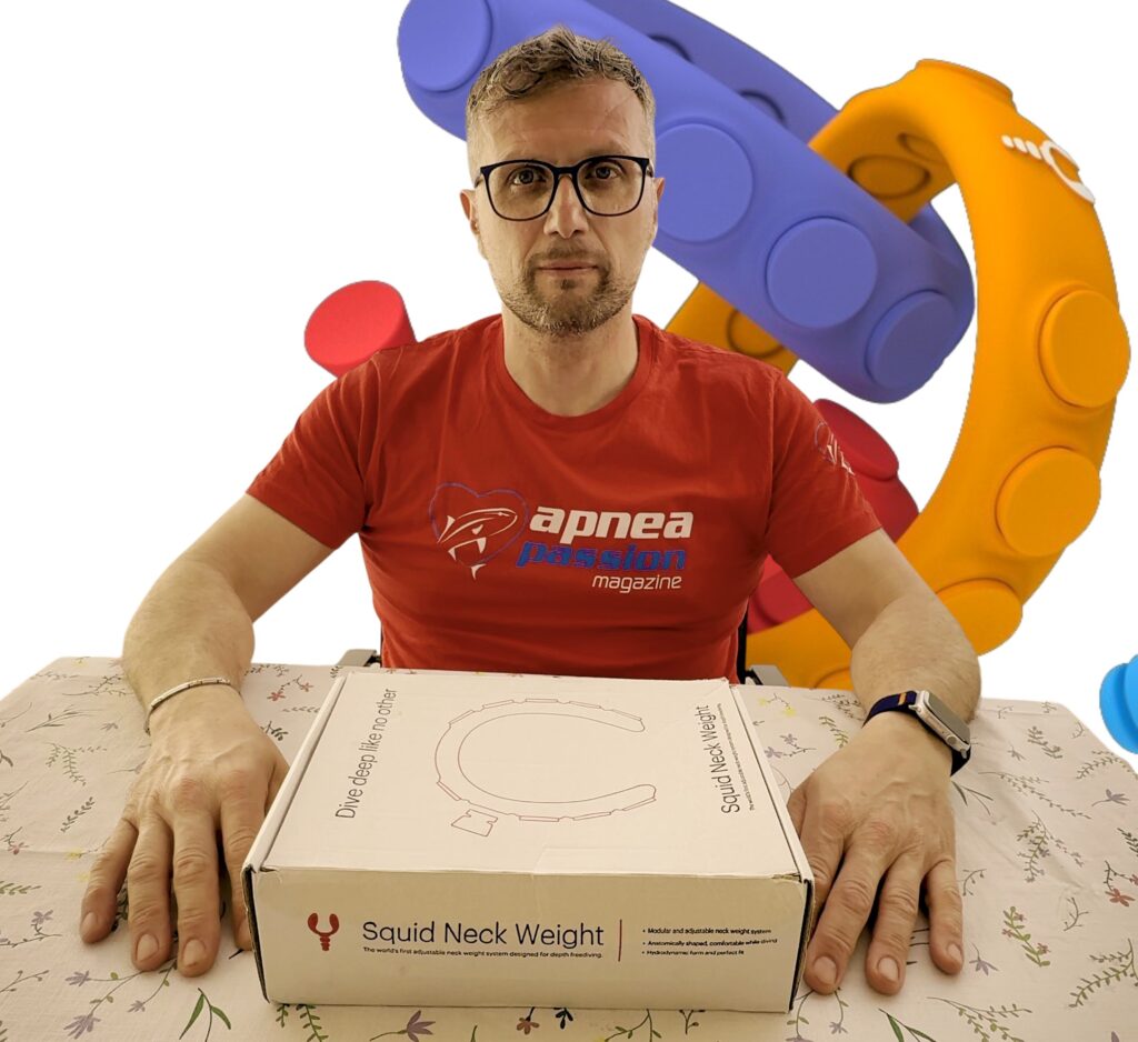 Davide Tummolillo, Mr Smile, de l'équipe Apnea Passion, examine le collier d'apnée Lobster Squid