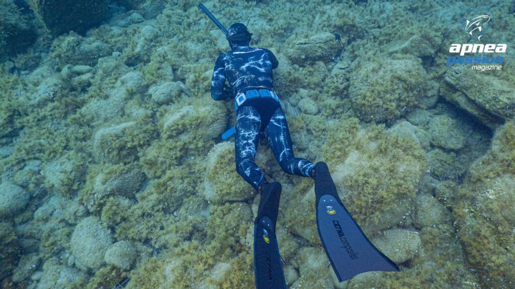 Carlo Forni practicando pesca submarina con el nuevo traje Cetma Black Camu en Yamamoto #39