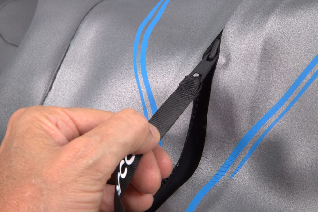 El traje de freediving Orca Zen V2 cuenta con cremalleras YKK de primera calidad