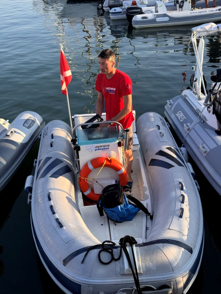 Claudio Marconcini prepara il gommone la mattina della prima giornata del Campionato Assoluto di pesca in apnea a Mazara del Vallo